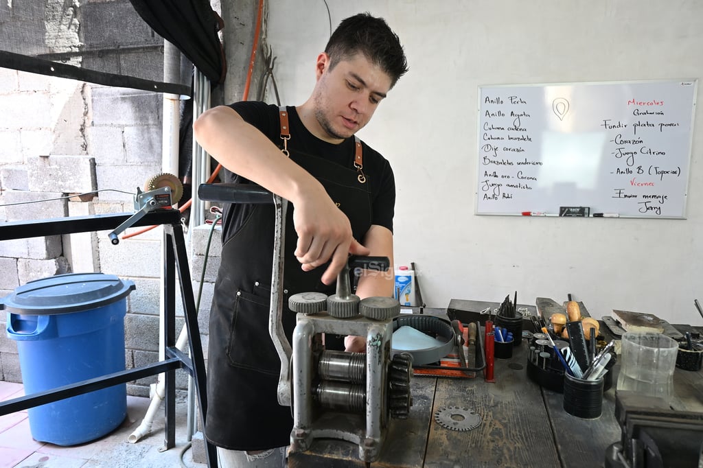 El joven artesano encontró en la joyería no solo un oficio, sino un estilo de vida; hoy crea piezas únicas inspiradas en relatos personales, que ya lucen orgullosamente laguneros y clientes de todo México