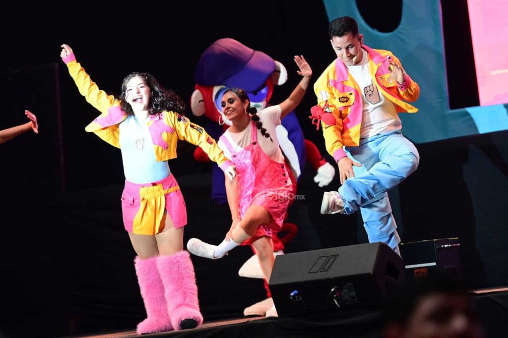 Los más pequeños del hogar pasaron un fin de semana inolvidable. Este sábado 28 de junio, las niñas y niños laguneros bailaron y cantaron en el Coliseo Centenario en el show infantil más esperado del año. 

Al ritmo de grandes éxitos infantiles, Lara Campos, Los Meñiques de la Casa y Saritah Bebé se reunieron con su público de la Comarca Lagunera la tarde-noche del sábado y realizaron un Magiconcierto; tal como su nombre lo dice, la 'magia' se percibió en el ambiente, donde la música, el baile, la familia unida y las risas fueron los ingredientes perfectos para crear momentos que perdurarán en la memoria de los infantes y sus padres por el resto de sus vidas.

La gran producción mantuvo a todos expectantes. Lara Campos demostró su poder de congregación, ya que el evento fue sold out y la mayoría de los asistentes fueron vestidos acorde a la temática del evento.