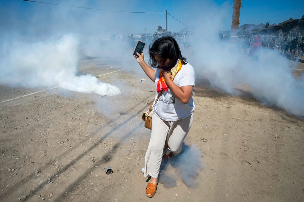 Esta semana, agentes de Inmigración llevaron a cabo redadas en dos granjas de marihuana al sur de California, donde fueron rechazados por manifestantes a lo que respondieron con municiones químicas y no letales para contener las protestas. 

Los agentes del Servicio de Control de Inmigración y Aduanas (ICE, por sus siglas en inglés) eran acompañados por tropas de la Guardia Nacional en vehículos militares. Ambas granjas que cultivan otras hortalizas y operan legalmente se ubican a menos de dos horas de Los Ángeles.