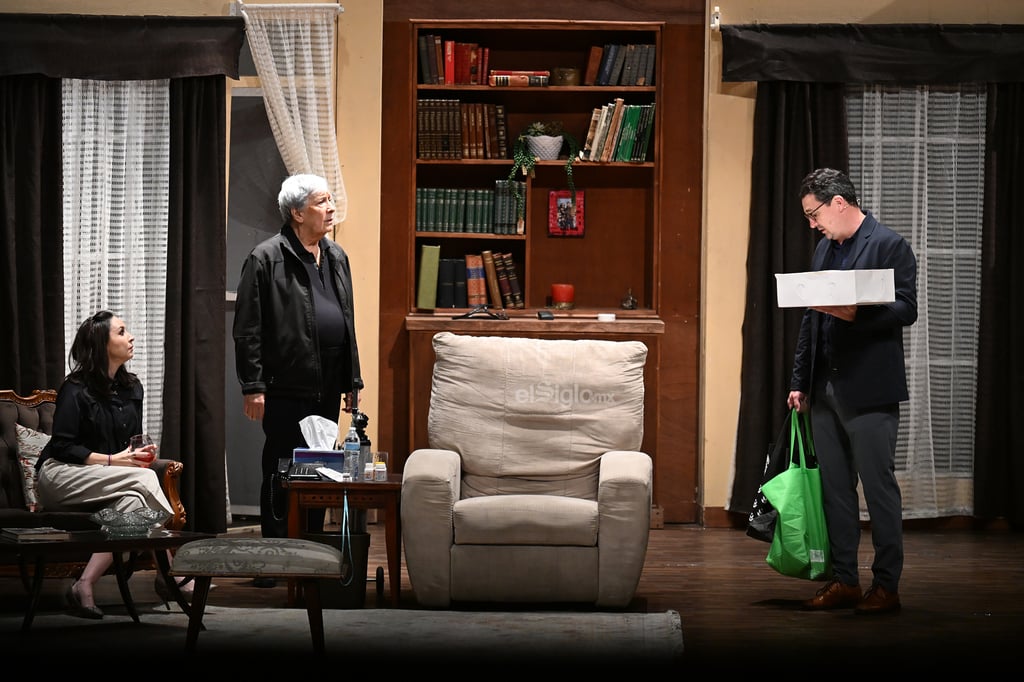 El Teatro Nazas se 'inundó' de lágrimas este jueves 17 de julio. Los dos principales motivos del llanto de los laguneros fueron el hecho de ver a Juan Ferrara por última vez sobre un escenario de la región y por la historia conmovedora de la obra que protagoniza, No te vayas sin decir adiós.