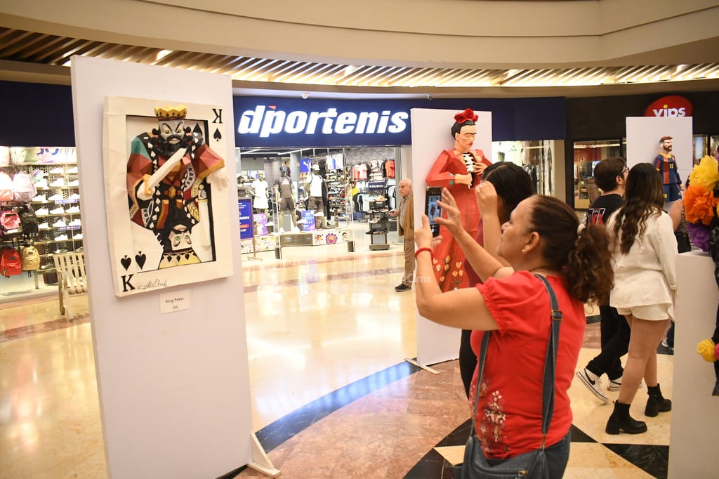 La exposición, que se ha instalado en Plaza Cuatro Caminos desde el pasado lunes 28 de julio, lleva por título ‘El poliverso de Alex Daniel’, organizada por la Dirección de Arte y Cultura de Lerdo y el citado centro comercial, se encuentra abierta al público de manera gratuita. Su autor, el artista Alex Daniel Esquivel, propone mostrar aspectos de todos sus gustos e intereses, desde el arte mismo, pasando por el futbol, los cómics y elementos identitarios de ciudad Lerdo, donde nació.