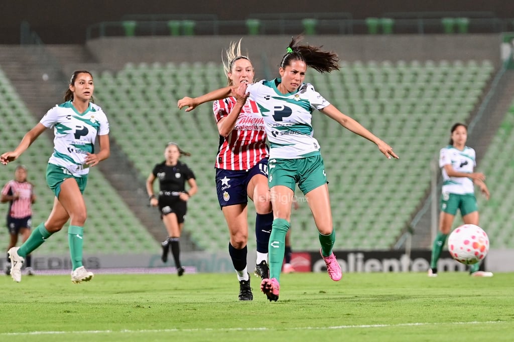 Un penal convertido por la ugandesa Sandra Nabweteme con el tiempo cumplido, le permitió a las Guerreras lograr su primera victoria del Apertura 2025 en la Liga MX Femenil y el primero en muchos meses en el Corona, al derrotar la noche de este lunes 2-1 a las Chivas.