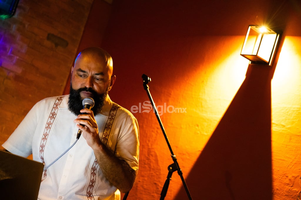 'Todo forma parte de un gran concierto', dice Arturo Meza (Ciudad de México, 1956) al llegar a Casa la Morelos. Antes se ha detenido un poco a observar el gentío de la Plaza de Armas desde el Edificio Monterrey; la tarde del mundo y su eco sonoro constante vencido por el ruido de la contemporaneidad. Es precisamente allí, en ese caos, donde el maestro anda, para luego intentar refugiarse, tal vez en un silencio o en la privacidad de un soliloquio. Hombre de notas y versos, sostiene la guitarra y la pluma según le indica la emoción. Su visita a Torreón implica la presentación de 'La música de Florentina', su cuadragésima primera novela, donde la música es el alma a través de su protagonista.

Al evento se han dado cita los presentadores Jorge Martínez y Edgar Morales. También los músicos Raúl y Silvestre Jáquez. Se espera que el reloj dé las 19:30 horas. La luz del cielo casi se apaga y se encienden las bombillas del establecimiento. Parecen constelaciones cruzando el aire. Quizá de eso se trata escribir y componer, de alumbrar una idea sin importar el lugar de dónde provenga la llama.

Arturo Meza es un prolífico de la música. Sus más de 37 producciones discográficas dan cuenta de ello. Además, su lírica se ha caracterizado por un carácter fuerte y decisivo. También es un orfebre, un inventor. Sus manos han sido capaces de construir instrumentos como el mezáfono, el teclaedro, el oglio y el yeloguerlizet. Tiene sus raíces en el folk y otros géneros como el blues o el rock, donde ha dejado su rastro rupestre.