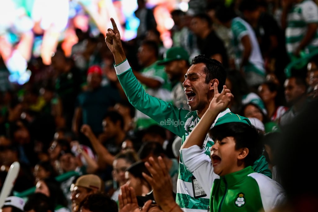 Este domingo, Santos Laguna recibió a las Chivas de Gabriel Milito como parte de la cuarta jornada del Apertura 2025, duelo que terminó con la victoria de los Guerreros por una anotación a cero a cargo de Bruno Barticciotto desde los once pasos.