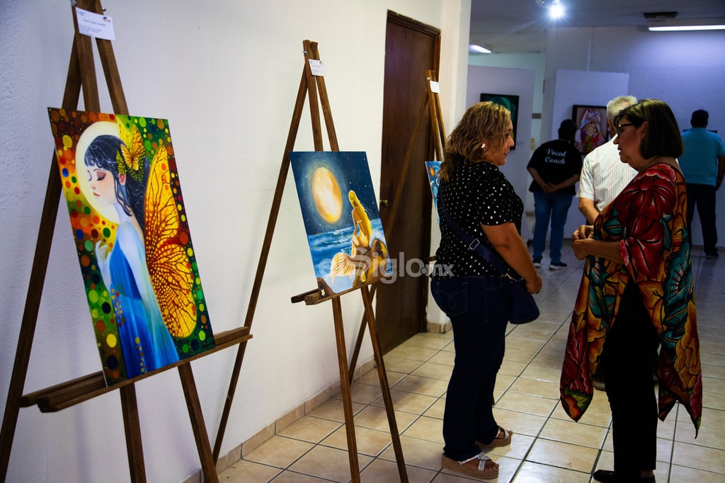 El salón es un vaivén de trazos y colores. Más de 40 piezas pictóricas descansan sobre caballetes y mamparas en la Galería del Departamento de Difusión Cultural de la Universidad Autónoma de Coahuila (UAdeC). En ellas surgen imágenes, temáticas, rostros. La muestra titulada “Universo de colores” es la prueba fehaciente del talento ostentado por el Grupo Taller de Arte Gordillo, cuyos miembros pintan sus mundos bajo la dirección de la maestra Soledad Gordillo Zorrilla.