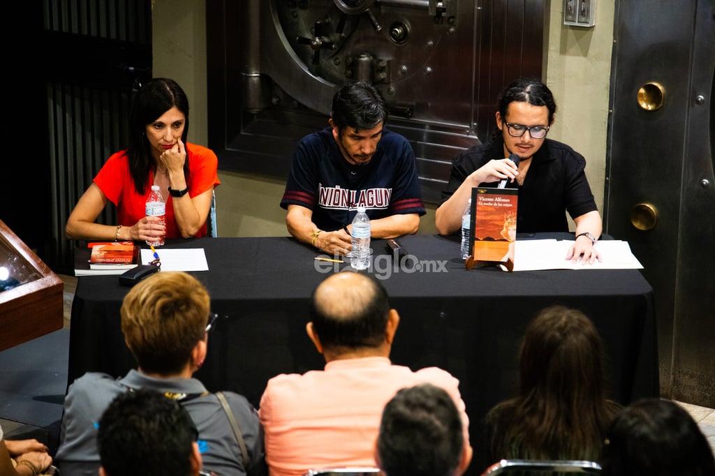 La antigua bóveda del Banco de México, donde ahora se ha instalado el Museo de la Moneda, atestiguó la presentación de la novela La noche de las reinas (Alfaguara, 2025), del laureado escritor lagunero Vicente Alfonso (Torreón, 1977). En medio de todo un patrimonio numismático, acompañaron la periodista Adriana Vargas y el también escritor Óscar Bonilla.