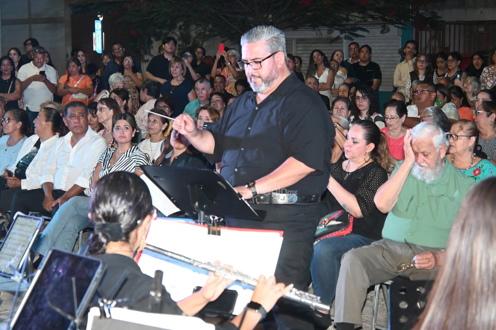 Con éxitos como Siempre en mi mente, Amor Eterno, Noa Noa, Querida y Hasta que te conocí, la Banda Municipal de Torreón presentó un concierto en homenaje a Juan Gabriel en Casa Mudéjar, la tarde del pasado 27 de agosto, previo al noveno aniversario luctuoso del artista.