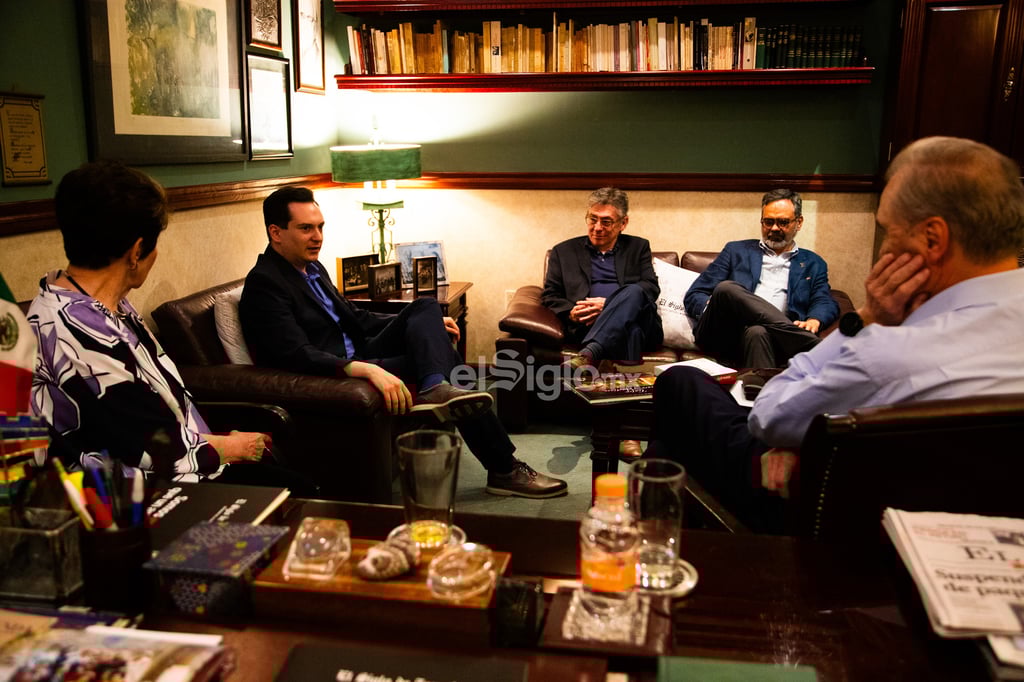 Los maestros Iván López Reynoso (Guanajuato, 1990), reconocido director de orquesta, y José Luis Barros Horcasitas, presidente de Pro Ópera A. C., protagonizaron una noche dedicada a la música. Las instalaciones de El Siglo de Torreón fueron el escenario, donde, pasadas las 19:00 horas del jueves 28 de agosto, ambos invitados se entregaron a una plática llena de partituras, compositores y grandes obras de la histórica tradición musical.
