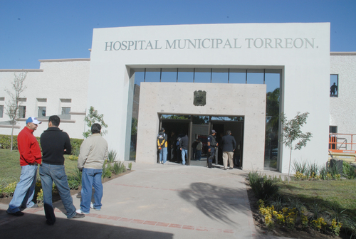 Desde hoy. Ayer fue inaugurado el Hospital Municipal Torreón que entrará en servicio desde hoy. Se cobrarán 20 pesos por consulta. Verbena. Enmedio de globos y algodones se inauguró ayer la Plaza de Armas ya remodelada.  EL SIGLO DE TORREÓN / FERNANDO COMPEÁN