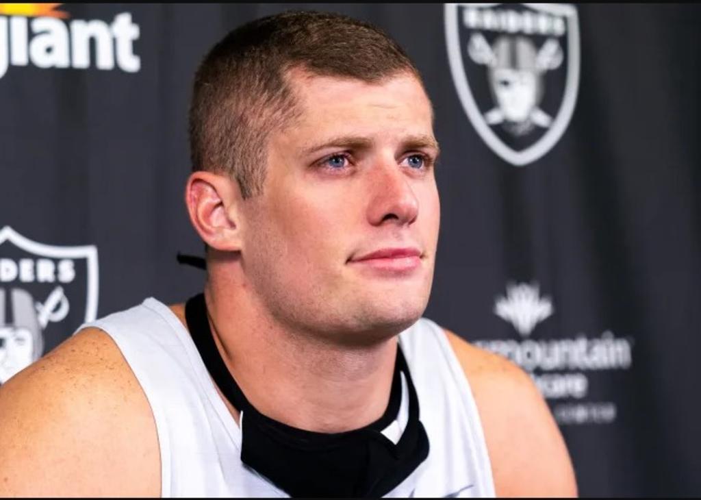 Raiders cortan a primer jugador abiertamente gay de la NFL