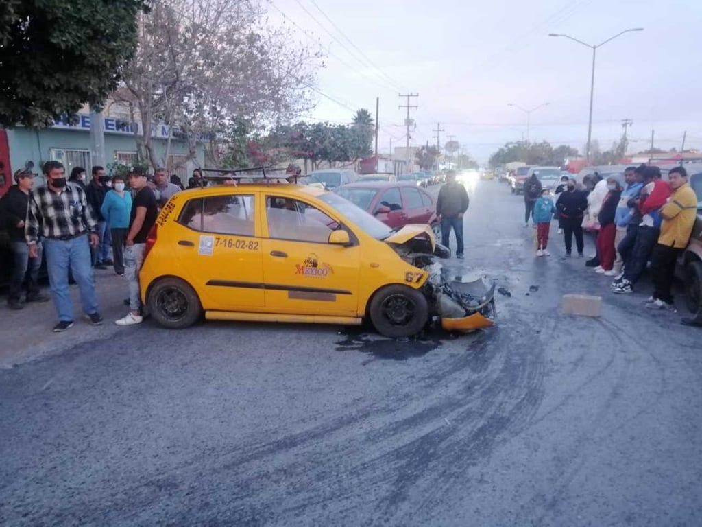 La pasajera que viajaba en el taxi fue atendida por los paramédicos de Cruz Roja.