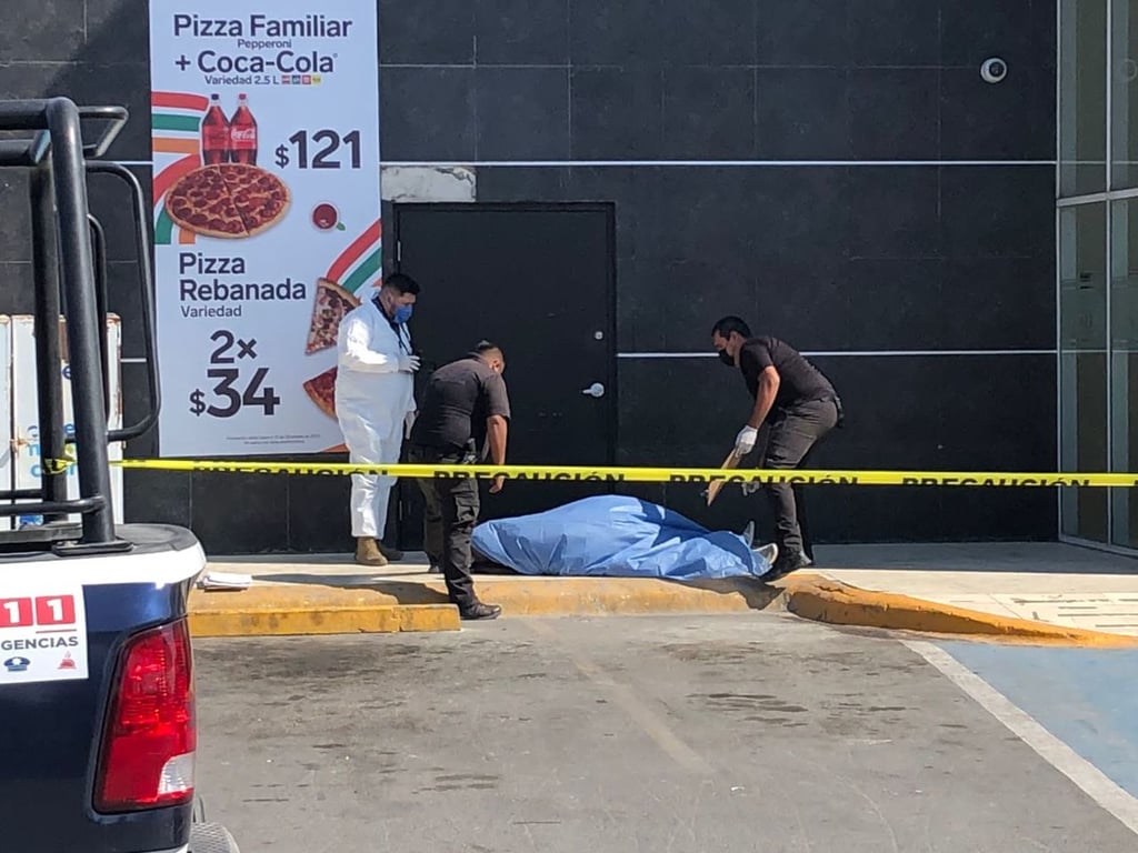 El auto en el que viajaba se orillo en una tienda de conveniencia debido a que empezó a sentirse mal para luego fallecer sobre el pavimento. (EL SIGLO DE TORREÓN)