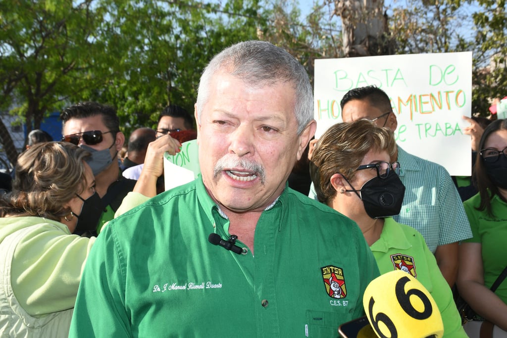 Ayer jueves, el regidor José Manuel Riveroll solicitó permiso para ausentarse de Cabildo, actitud que criticó el alcalde Cepeda.