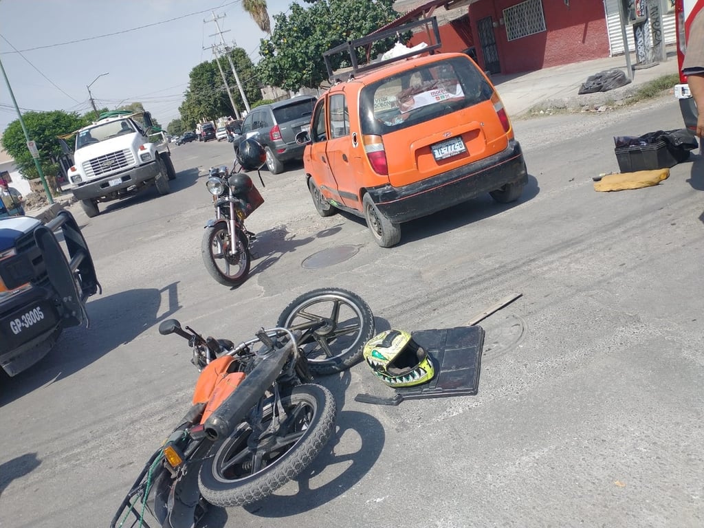 La motocicleta que conducía el lesionado se impactó contra un vehículo Dodge Atos color naranja.