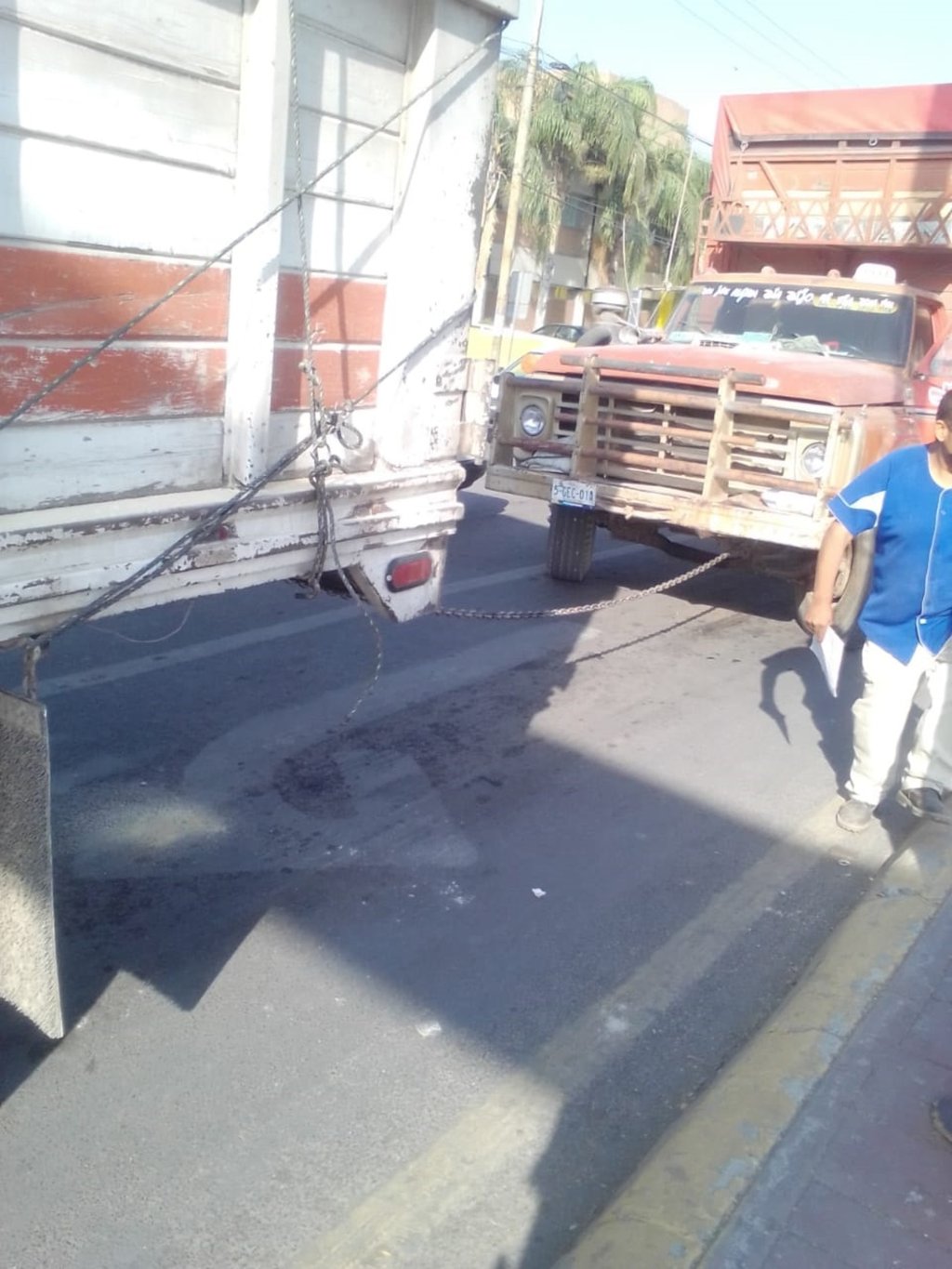 Un camión de carga que remolcaba a otra unidad con una cadena de acero impactó a un peatón en Gómez Palacio.