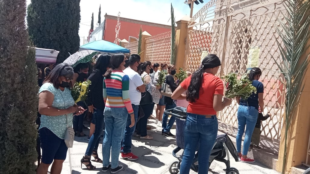 Después de dos años de estar suspendidas las actividades religiosas por el COVID-19, los feligreses se desbordaron en las iglesias ayer.