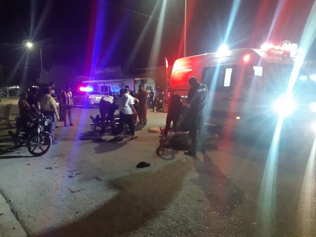El motociclista fue llevado a un hospital en una ambulancia.