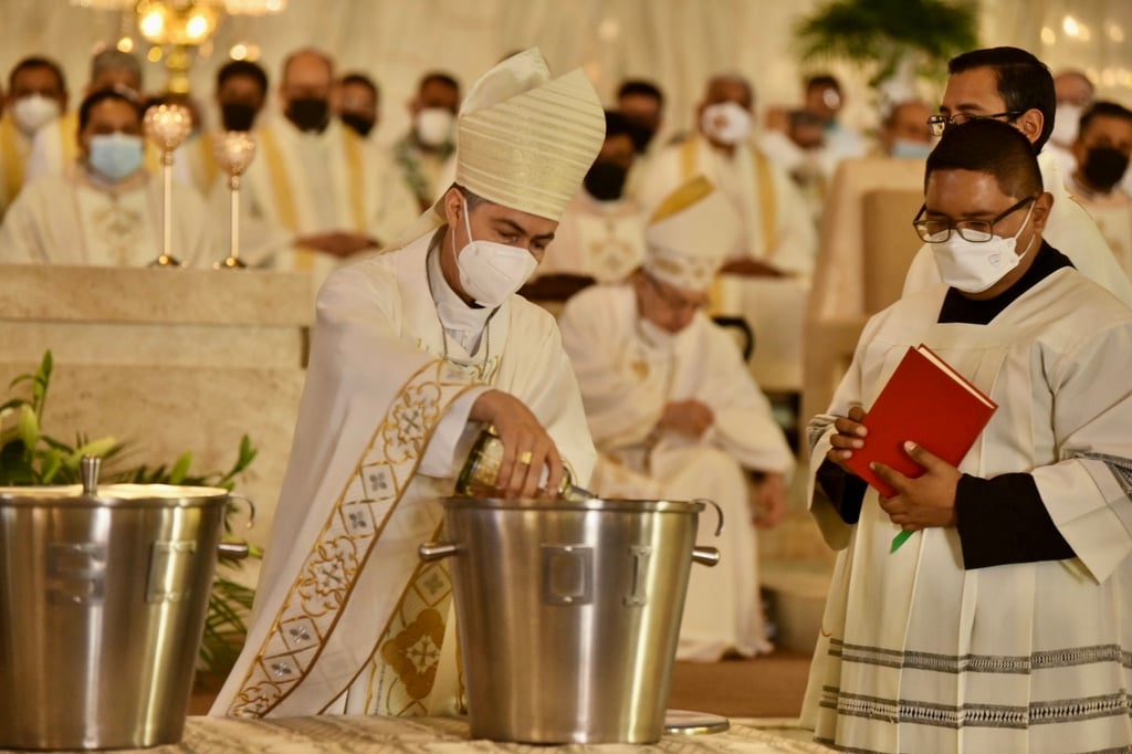 Ante un gran número de fieles católicos, el obispo de Torreón, Luis Martín Barraza Beltrán, encabezó ayer la misa Crismal.