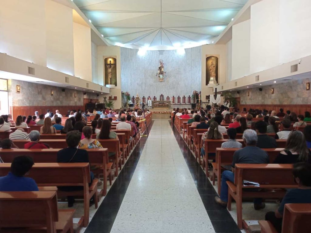 La misa de las doce del día en el Domingo de Resurrección fue encabezada por el obispo de Torreón, Luis Martín Barraza Beltrán.