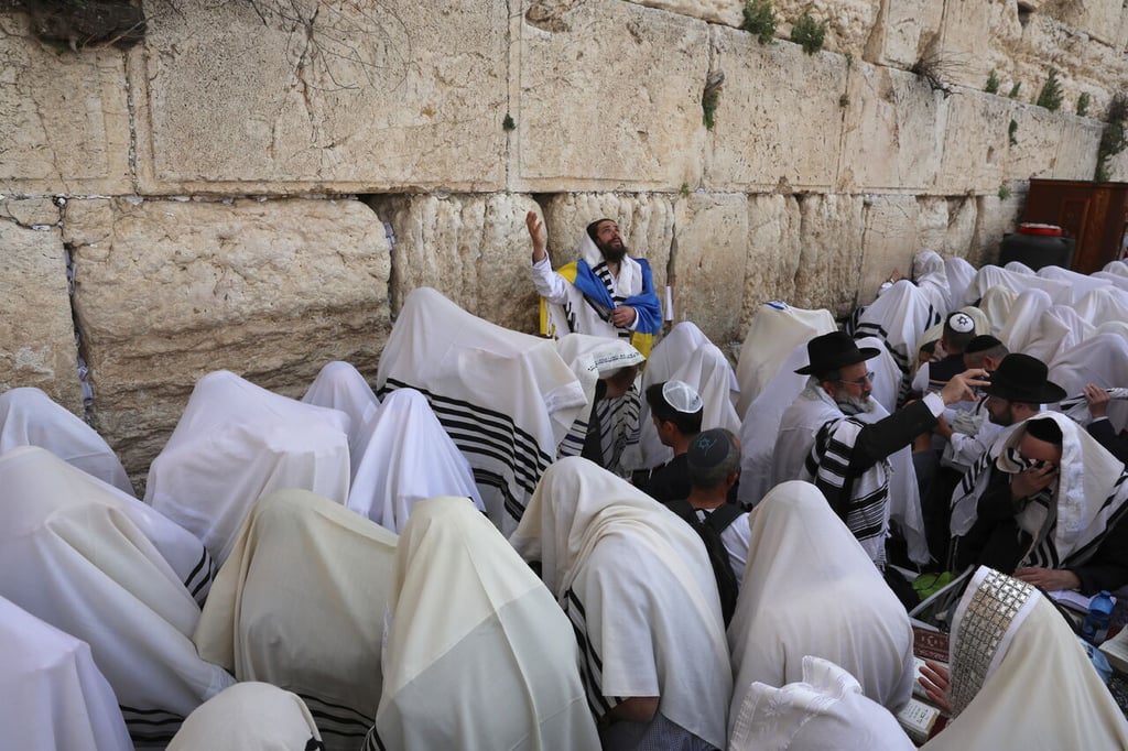 Acuden miles de judíos a Bendición Sacerdotal en el Muro de las  Lamentaciones