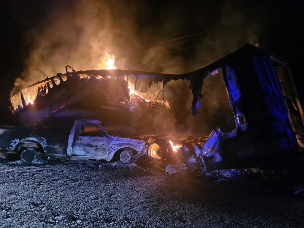 La camioneta Ford Ranger comenzó a incendiarse tras chocar contra la caja de un tráiler que se encontraba estacionado.