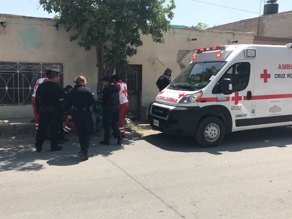 Los paramédicos de la Cruz Roja arribaron al lugar para atender al joven lesionado y lo llevaron a un hospital.