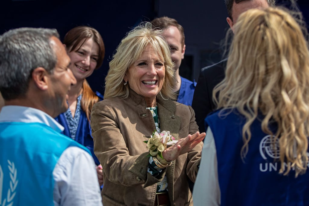 Antes de cruzar la frontera, Jill Biden se reunió con familias de refugiados en un centro de ayuda de emergencia en Kosice, en el este de Eslovaquia. (ARCHIVO)