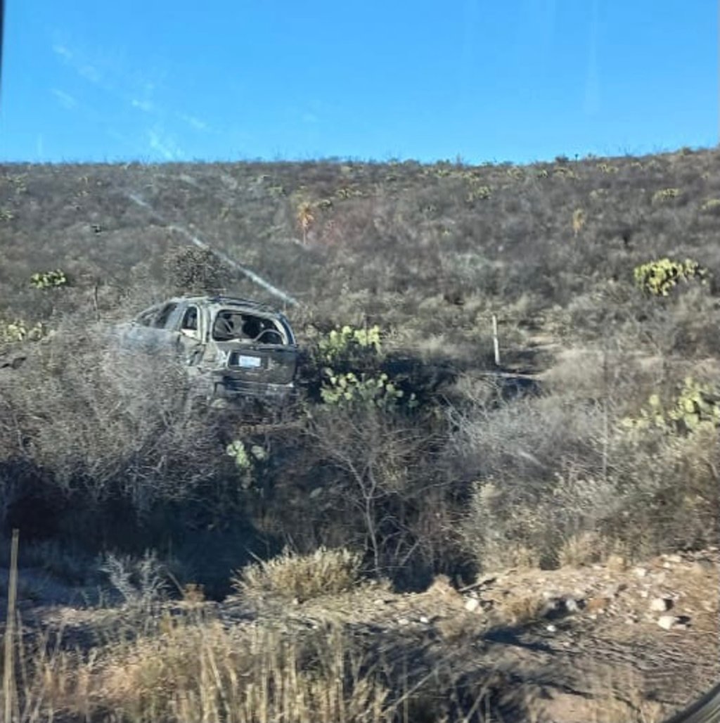 La camioneta volcó y terminó entre los matorrales.