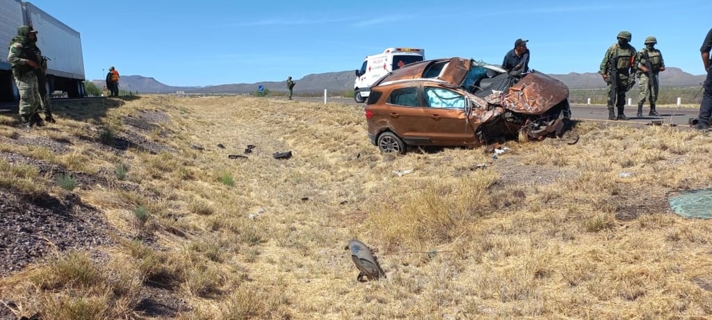 La camioneta sufrió una volcadura sobre la autopista Durango-Torreón, en Cuencamé.