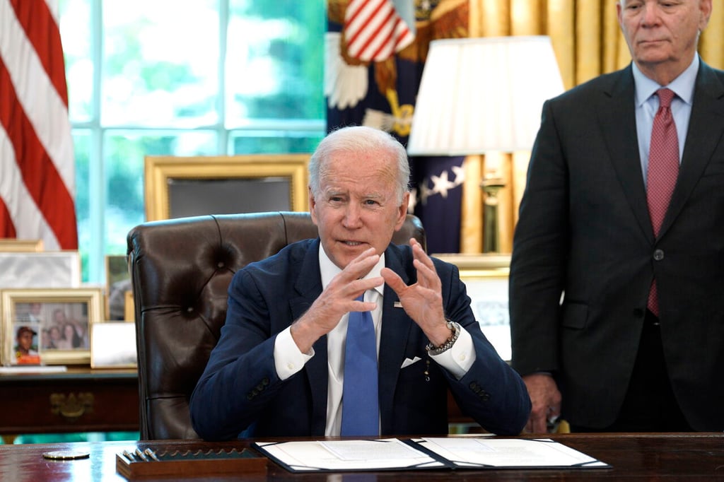 Joe Biden propone una vía que aboga por reducir la inflación y hacer crecer la economía bajando los costes para los trabajadores, aumentando sus salarios, reduciendo el déficit. (ARCHIVO)