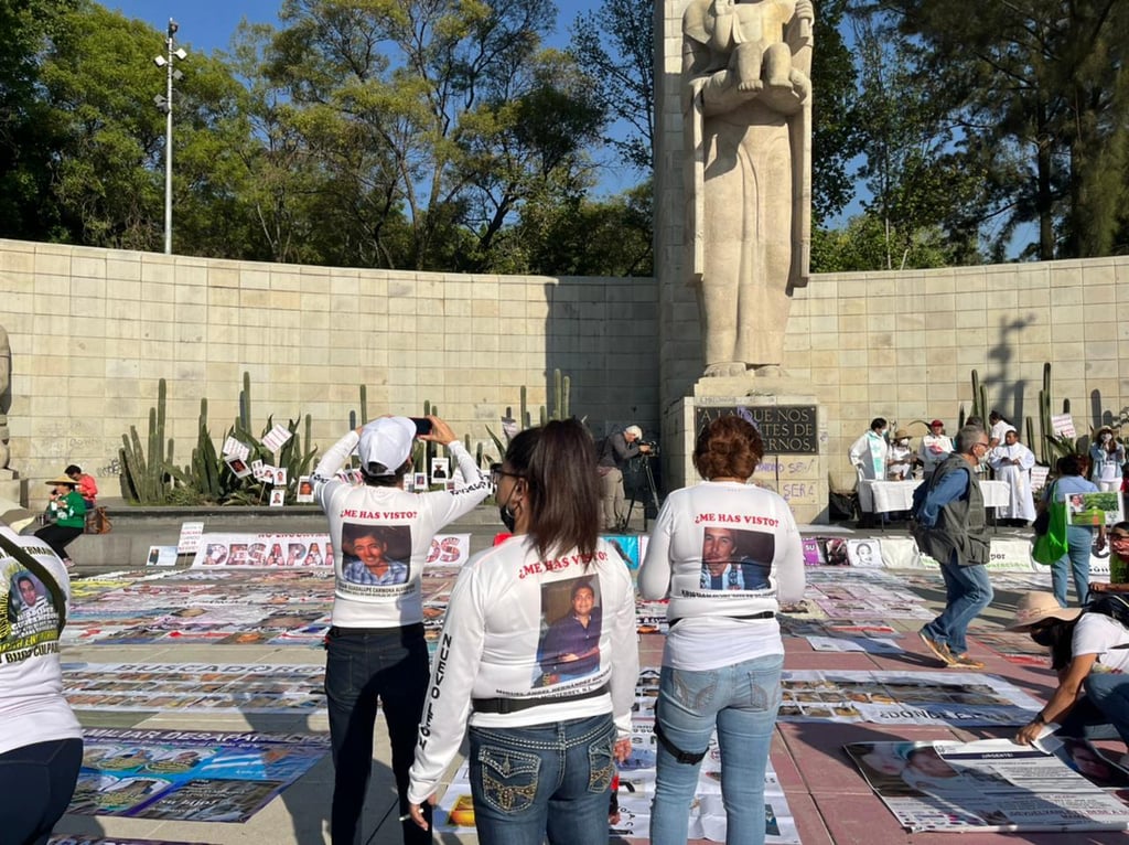 Previo a la caminata, FAMUN se concentró en el monumento a la madre, donde extendieron las mantas de las personas que han desaparecido en el norte del estado de Coahuila.