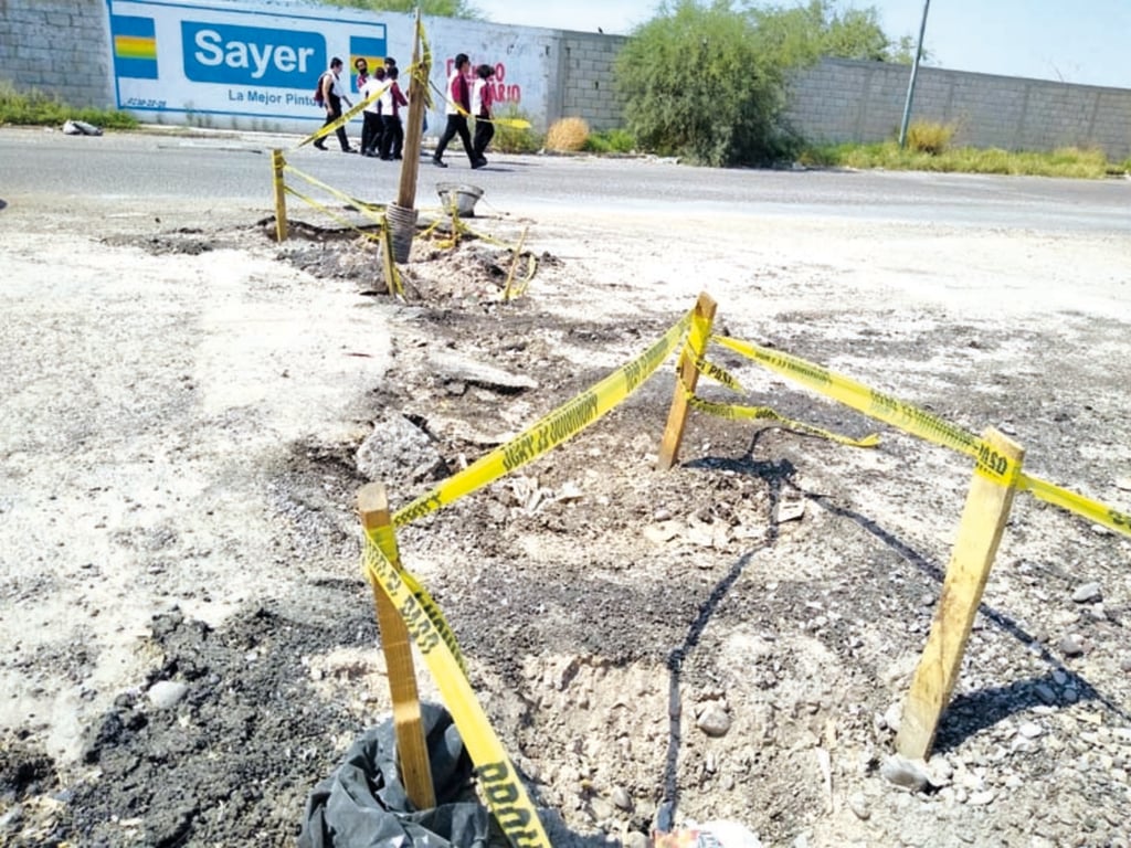 Zanjas, baches y otras afectaciones son las que tiene actualmente el pavimento de la calzada Agroindustrias en Torreón.