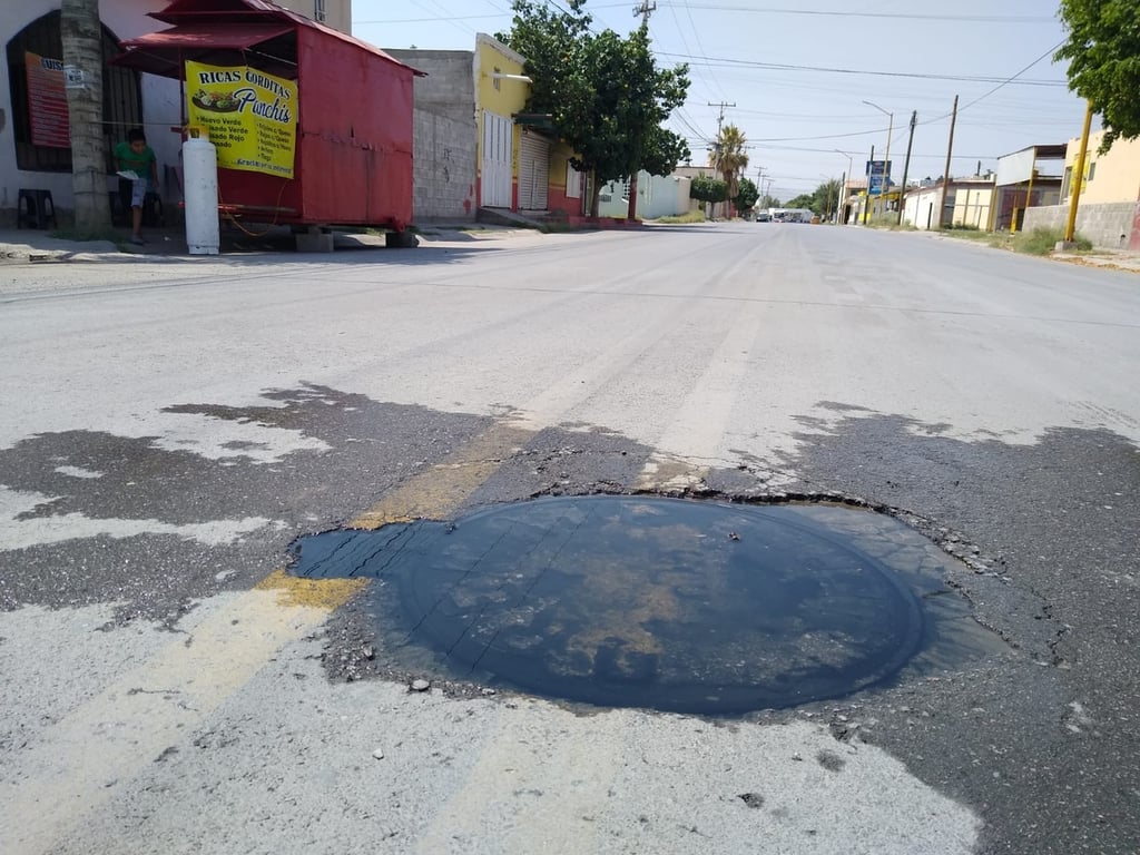 Trabajadores del Simas Torreón piden a vecinos de Campo Nuevo Zaragoza 'propinas' de hasta mil 500 pesos, esto para atender 'rápido' reportes de drenajes bloqueados en su sector.