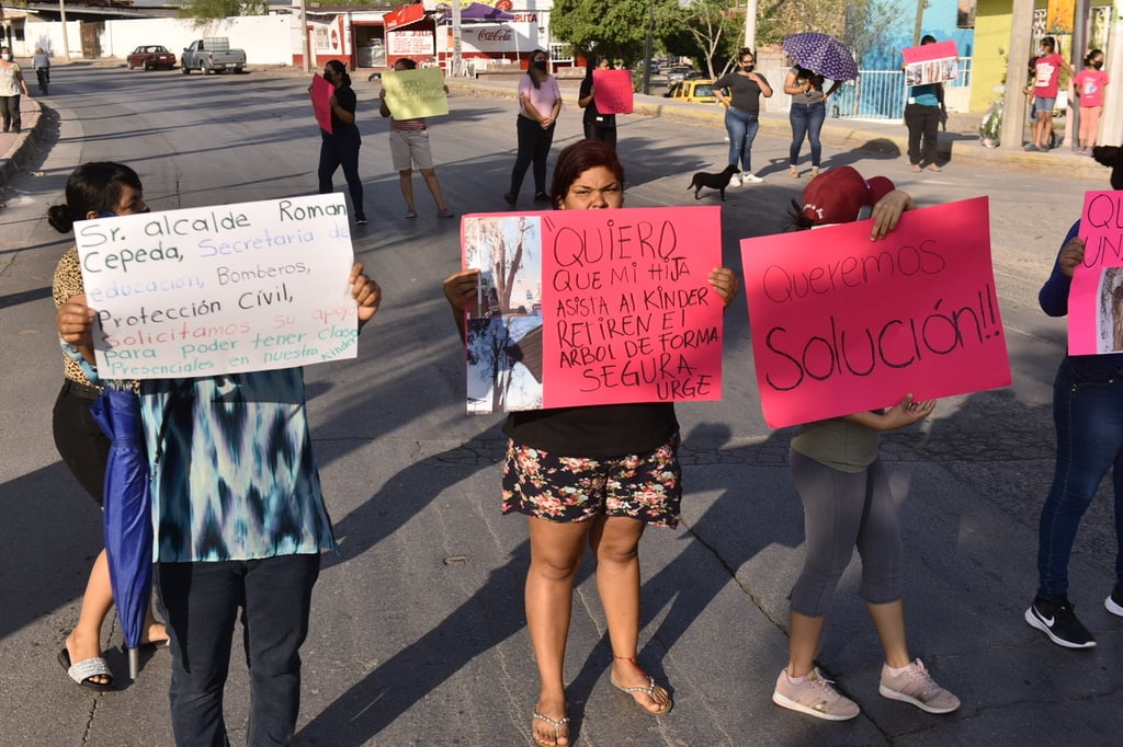 Las madres de familia manifestaron su inconformidad con un bloqueo realizado sobre el bulevar El Tajito que generó caos vial.