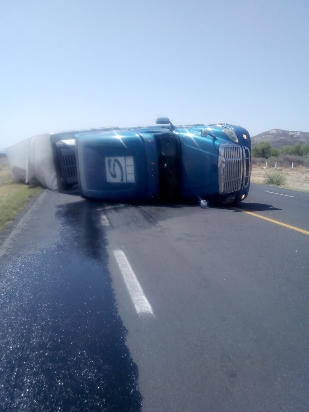 El tráiler terminó volcado sobre su costado derecho sobre la carretera libre Gómez Palacio-Durango. (EL SIGLO DE TORREÓN)