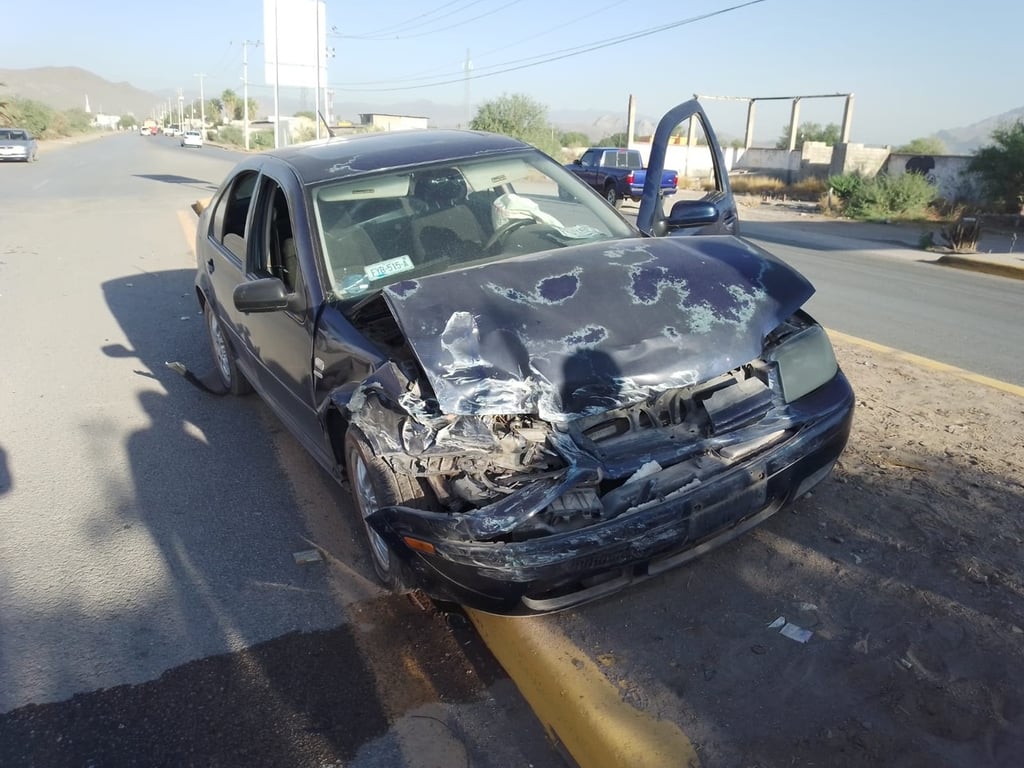 El vehículo Jetta en color azul se impactó en la parte posterior de la camioneta van y terminó sobre el camellón.