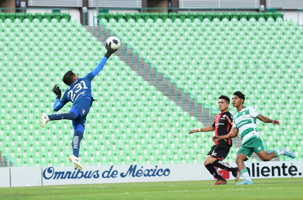 El arquero del Atlas Roberto Barragán tuvo un buen partido ayer en la cancha del Corona.