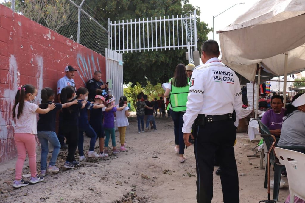 Evacuan plantel por incendio; se trató de un simulacro realizado en el jardín de niños Enrique Pestalozzi.