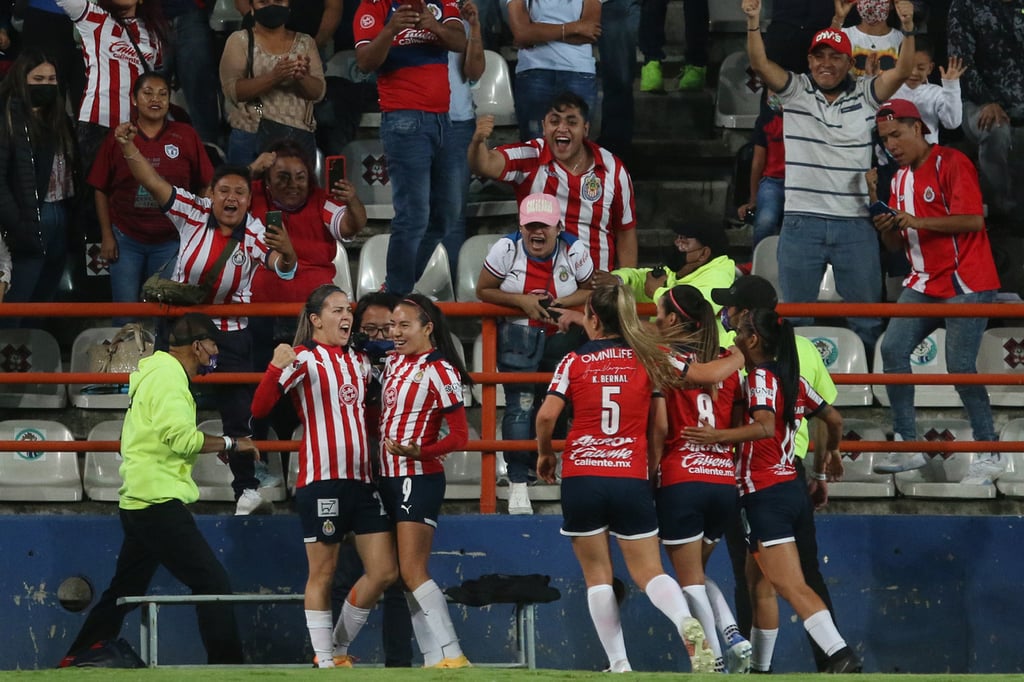Alicia Cervantes (i) anotó dos goles, en la victoria de las Chivas 4-2 sobre las Tuzas, en el partido de ida de la final de la Liga MX femenil.