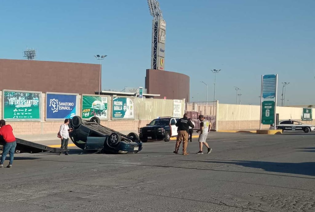 Jessica, de 32 años, circulaba sobre la antigua carretera a San Pedro cuando a la altura del TSM un conductor que trataba de ingresar al estadio le cortó la circulación, por lo que volcó tras el impacto.