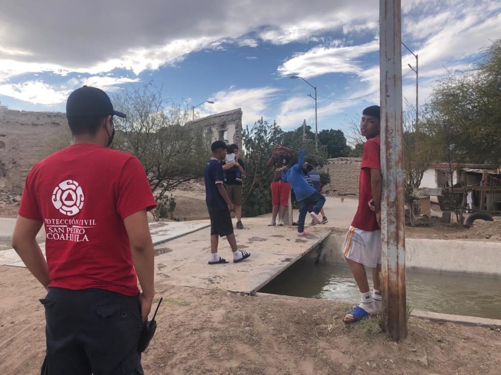 Elementos de las diversas corporaciones mantienen los operativos de vigilancia en los canales de riego.