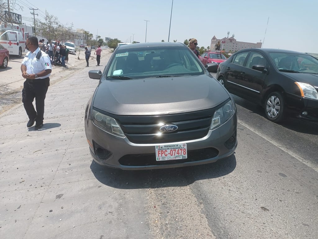 Conductor de vehículo arrolla a peatón en el periférico de Torreón; el lesionado fue hospitalizado.