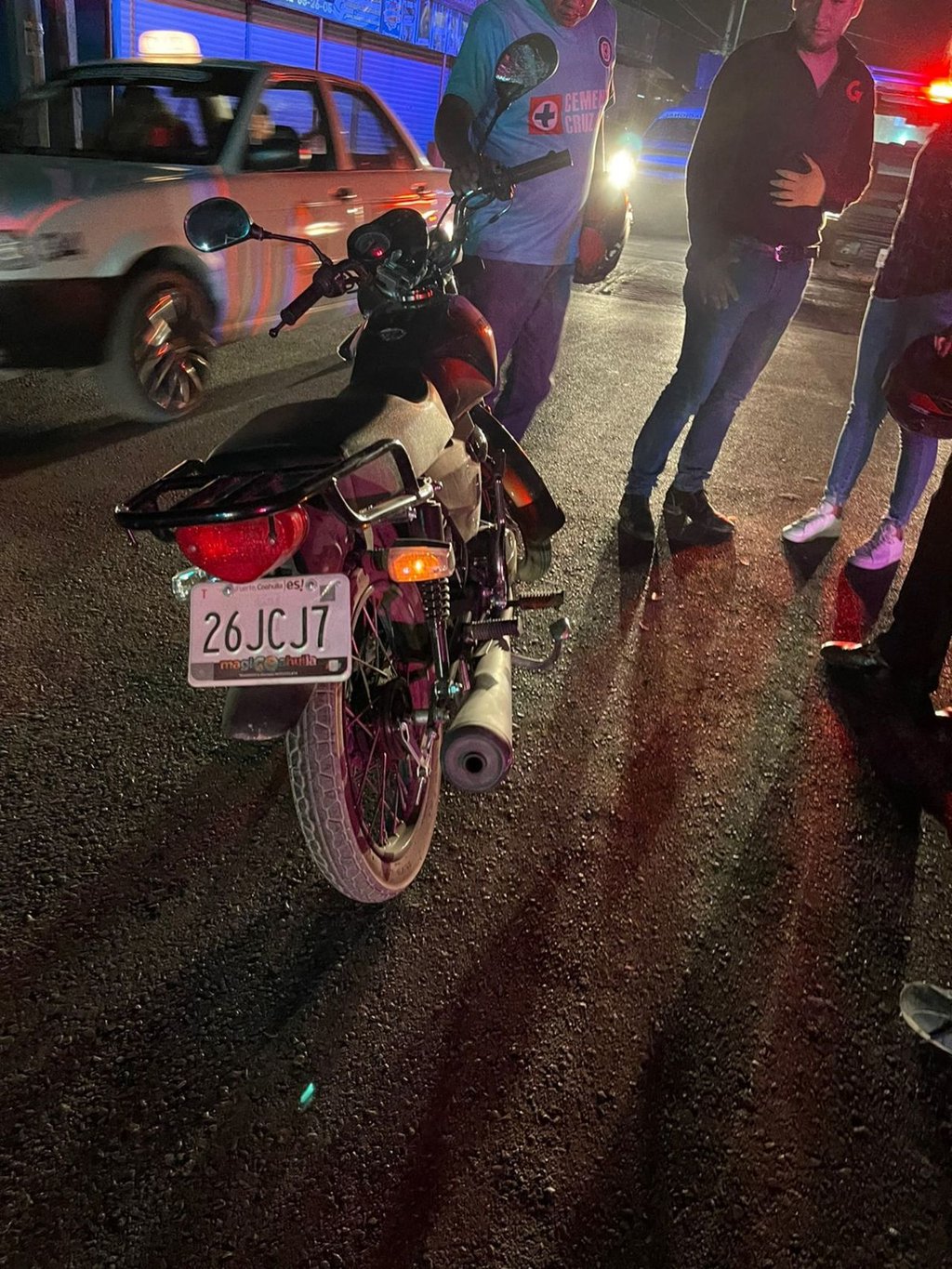 El taxi de la base Alianza se impactó contra una motocicleta.