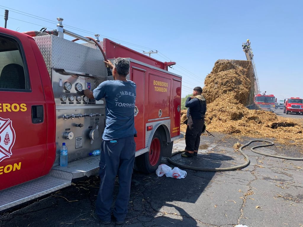 Se incendia tráiler cargado con pacas de alimento para ganado; las autoridades solo reportaron daños materiales.