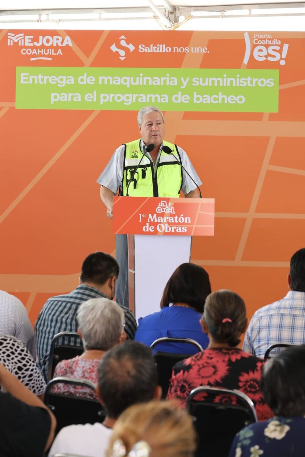 El alcalde José María Fraustro Siller entregó equipo y suministros para fortalecer el programa de bacheo en Saltillo.