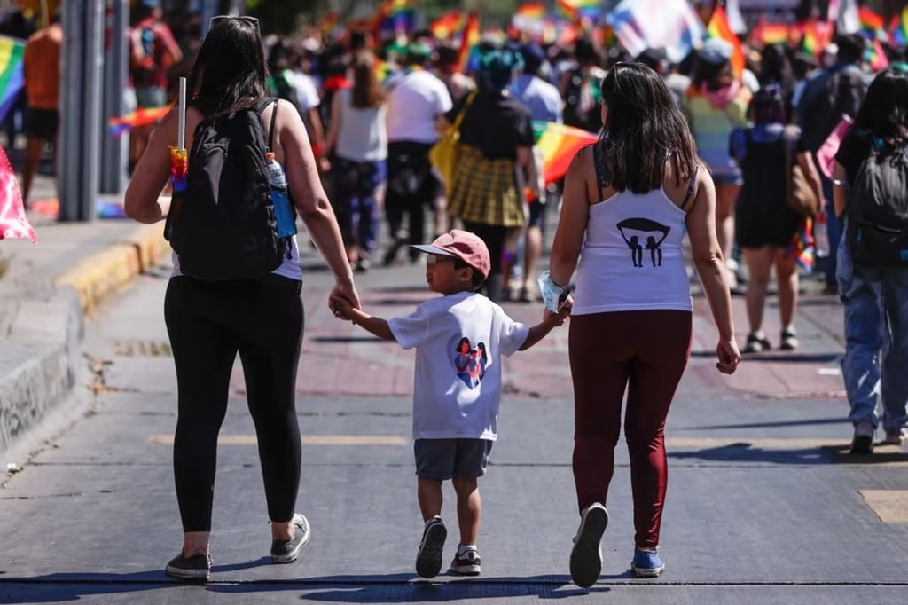 Personas de la comunidad LGBTIQ+ se cuestionan si aquellas que han logrado unirse en matrimonio, pueden adoptar en Durango.