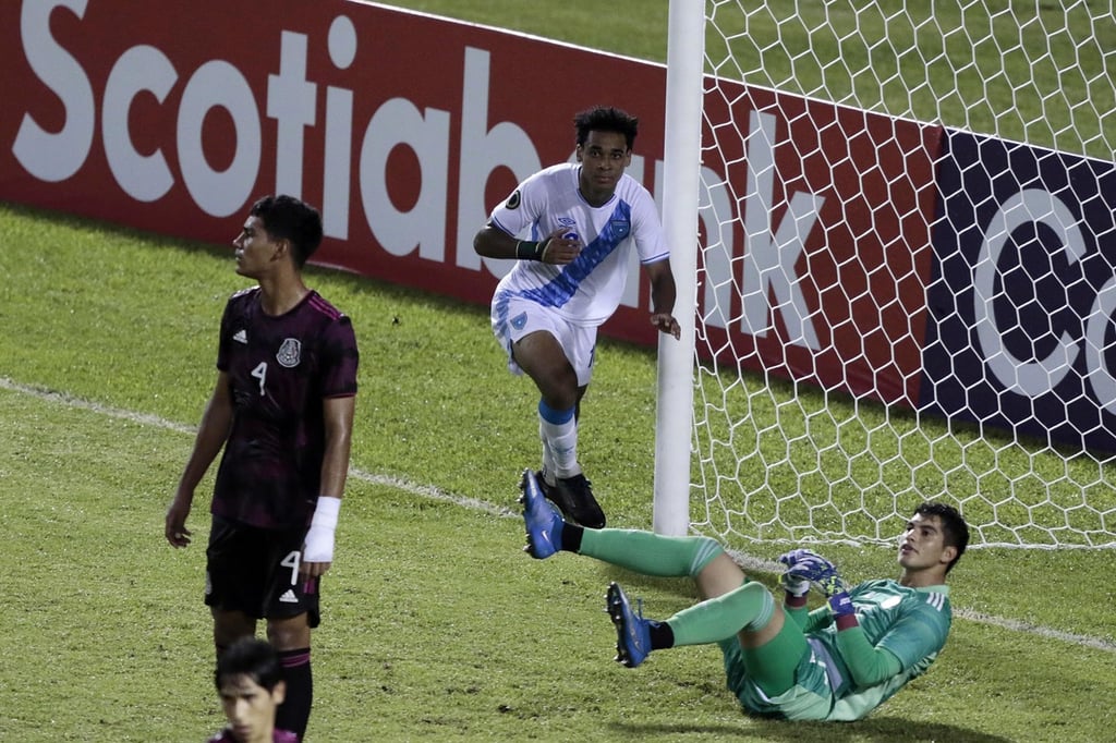 Arquímides Ordoñez (c) de Guatemala fue el autor del gol ante México en tiempo regular, durante el partido de cuartos de final del Premundial.