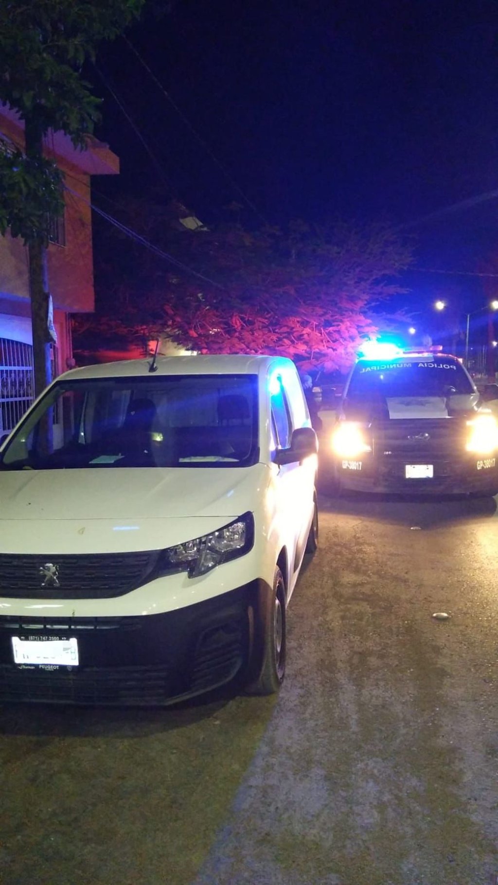 Los sujetos rompieron el vidrio de la puerta del copiloto para ingresar al auto y apoderarse del estéreo. (EL SIGLO DE TORREÓN)