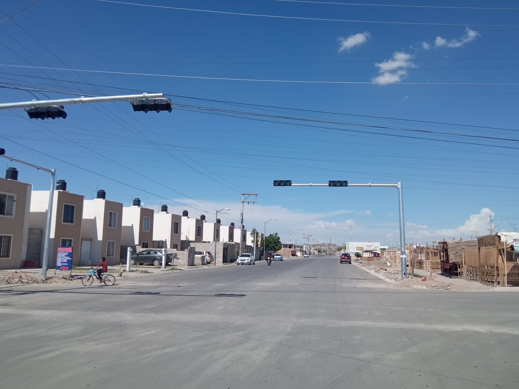 Colocan primeros semáforos del bulevar José Rosas Aispuro Torres en Lerdo. (EL SIGLO DE TORREÓN)