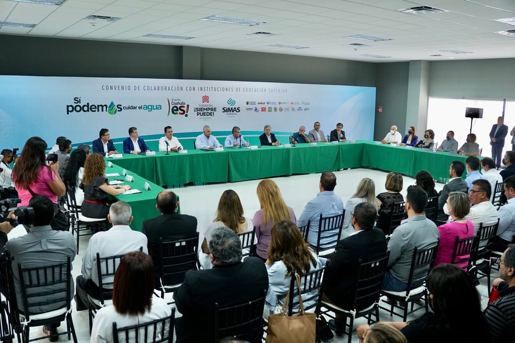 La firma del convenio se hizo en el Centro de Convenciones de Torreón y acudió también el gobernador Miguel Riquelme Solís.